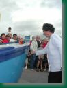 Denise jaffr cassant la bouteille de champagne sur le canot